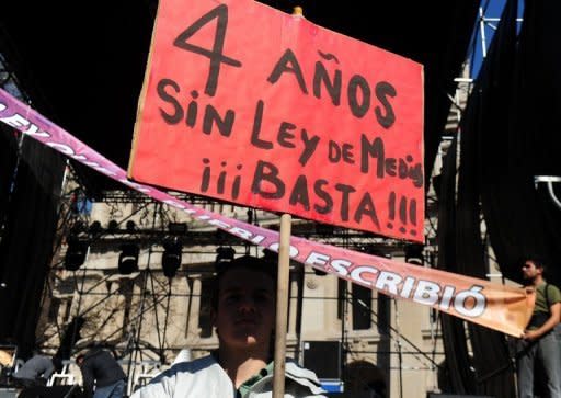 El gobierno argentino y el influyente grupo de prensa Clarín sostuvieron el miércoles una intensa polémica sobre una cláusula antimonopólica de la ley de medios audiovisuales, durante una audiencia pública en la Corte Suprema de Justicia, previa a un fallo definitivo. (AFP | Daniel García)