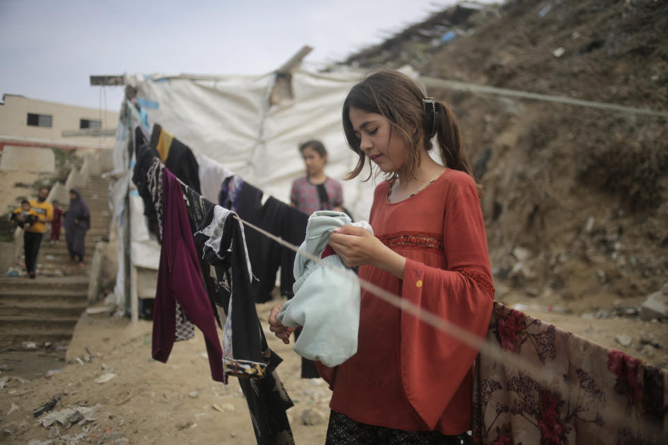 Palestinians resort to the sea water to bathe and clean their tools and clothes due the continuing water shortage in the Gaza Strip, on the beach of Deir al-Balah, Central Gaza Strip, Sunday, Oct. 29, 2023. (AP Photo/Mohammed Dahman)