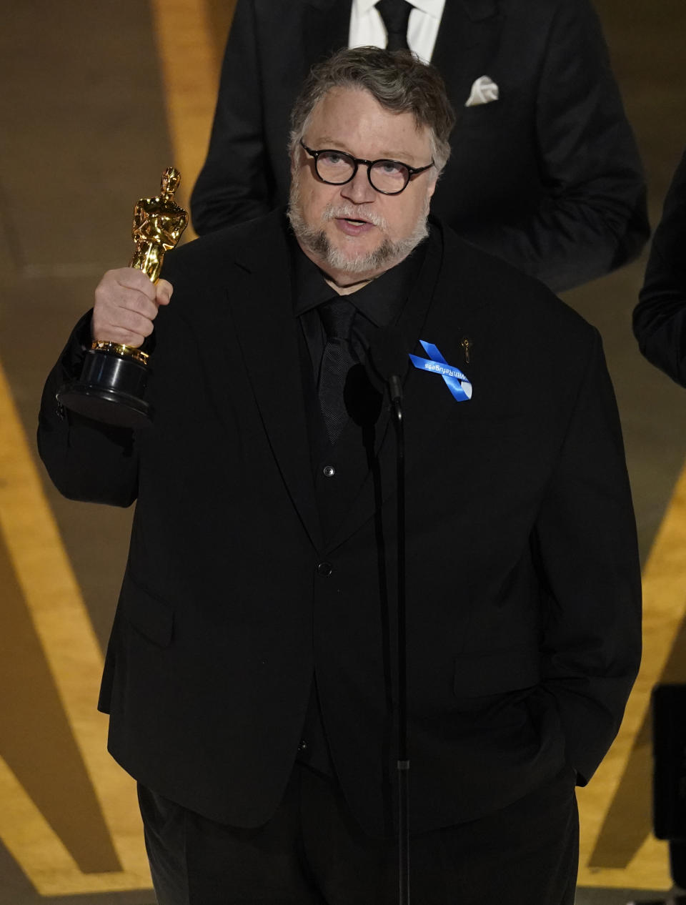 Guillermo del Toro recibe el premio a mejor largometraje animado por "Guillermo del Toro's Pinocchio" en los Oscar el 12 de marzo de 2023, en el Teatro Dolby en Los Angeles. (Foto AP/Chris Pizzello)