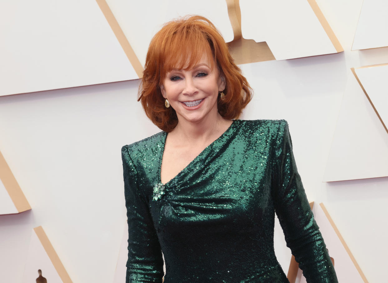 Reba McEntire talks about tragic plane crash that killed eight of her crew members.