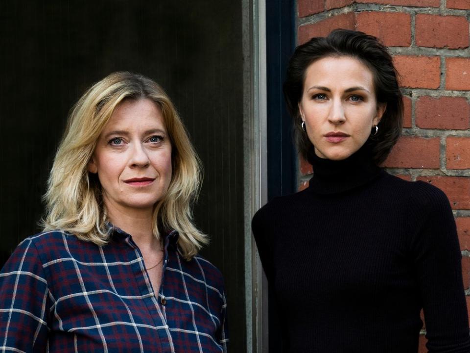 "Kolleginnen: Das böse Kind": Irene Gaup (Caroline Peters, l.) und ihre neue Kollegin Julia Jungklausen (Natalia Belitski) haben einige Hürden zu überwinden, ehe sie ein Team werden. (Bild: ZDF/Julia Terjung)