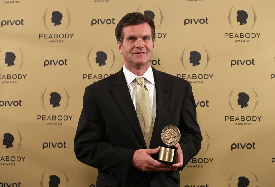 Drew Griffin posa con su premio en la 74ª Ceremonia Anual de los premios Peabody en el Cipriani Wall Street el 31 de mayo de 2015 en Nueva York (Getty Images)