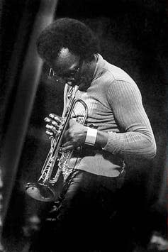 <span class="caption">Musical chameleon: Miles Davis performing in 1971.</span> <span class="attribution"><span class="source">JPRoche via Wikimedia Commons</span>, <a class="link " href="http://creativecommons.org/licenses/by-nc-sa/4.0/" rel="nofollow noopener" target="_blank" data-ylk="slk:CC BY-NC-SA">CC BY-NC-SA</a></span>