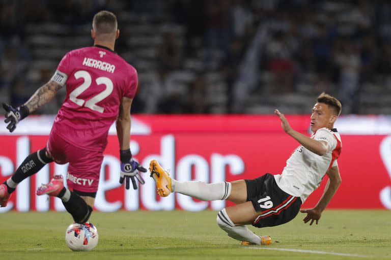 La gran definición de Braian Romero ante Herrera: con un remate cruzado anotó el 2-0. (Photo by DIEGO LIMA / AFP)