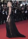 <p>Was für eine Kehrseite! Charlize Theron erschien bei der Jubiläumsfeier des Filmfestivals in einem bodenlangen Traum aus schwarzer Spitze. Bei näherem Hingucken entpuppte es sich als transparent und gewährte einen Blick auf ihre langen Beine. Ganz schön sexy! (Bild: AP Photo) </p>