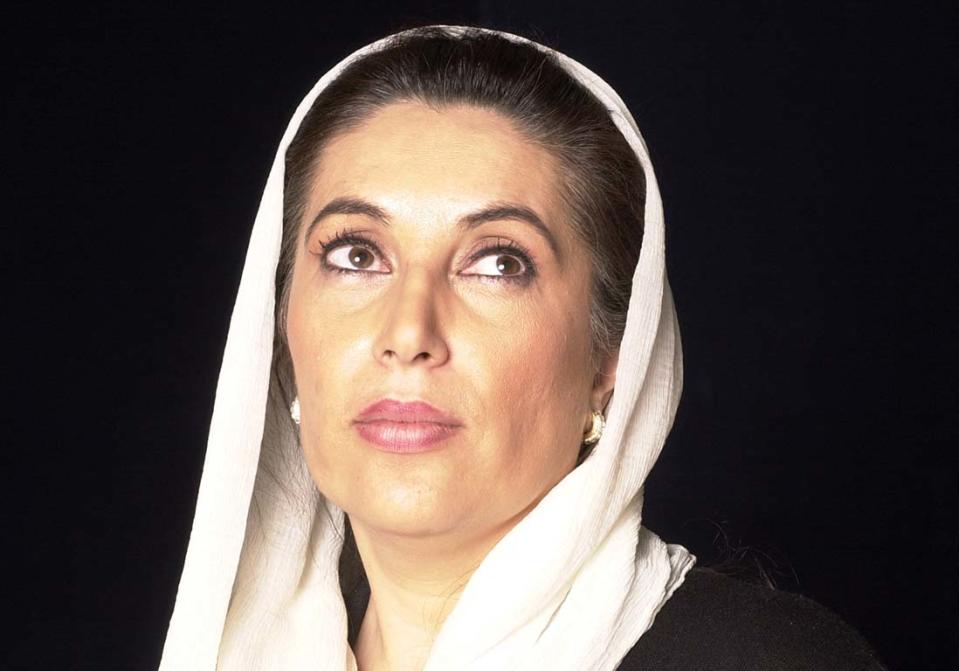 <p>Le 1er décembre 1988, Benazir Bhutto est nommée à 35 ans Première ministre du Pakistan. Diplômée d’Oxford et d’Harvard, elle est la première femme à diriger un pays musulman morderne et puissance nucléaire au monde. Assassinée le 27 décembre 2007, elle reçoit à titre posthume le Prix des droits de l’homme des Nations unies. </p><br>