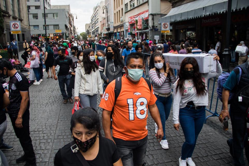 CIUDAD DE MÃ‰XICO  06DICIEMBRE2020.- Miles de Capitalinos acuden al Centro HistÃ³rico de la Ciudad, a realizar compras y otros simplemente a pasear, aÃºn con las recomendaciones de Gobierno Central, de que la gente no salga de sus casas. FOTO: VICTORIA VALTERRA/CUARTOSCURO.COM