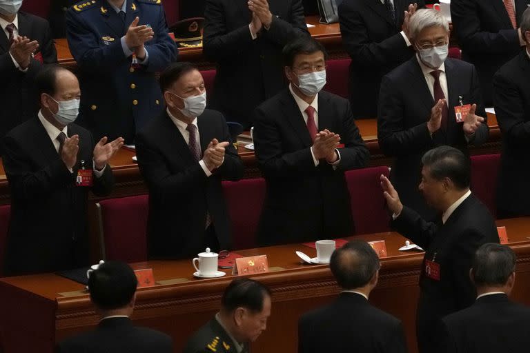 Xi Jinping sale del recinto tras la ceremonia de cierre del Congreso del Partido Comunista en Pekín