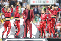 <p>Robbie Williams ist der große Star der Eröffnungsfeier, oder ist es doch sein roter Anzug?! Mit Hits wie “Let me entertain you” sorgt er für Stimmung vor dem Anpfiff. </p>