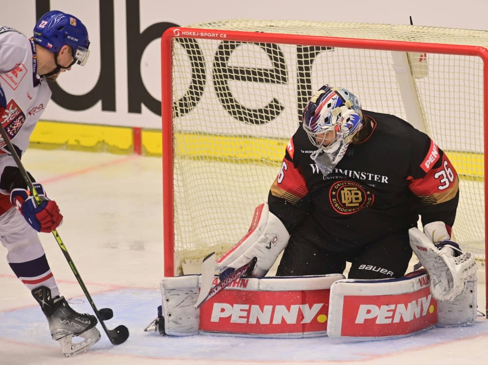 Vier Mal geschlagen: DEB-Goalie Arno Tiefensee (r.) (IMAGO/Slavomir Kubes)