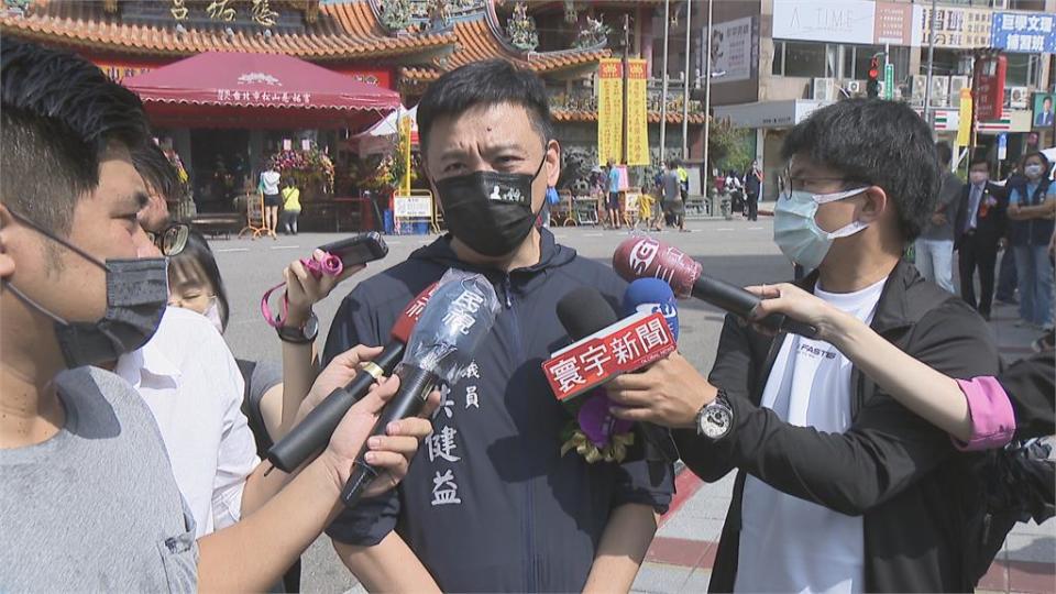 柯P突然現身合體黃珊珊　「沒公開行程」被質疑行政不中立