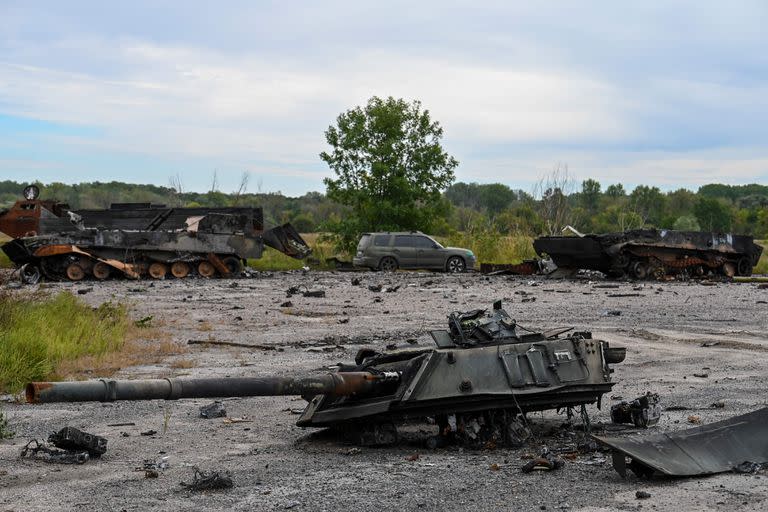 En Balakliya, región de Kharkiv, un vehículo blindado BTR-80 ruso destruido. (Photo by Juan BARRETO / AFP)