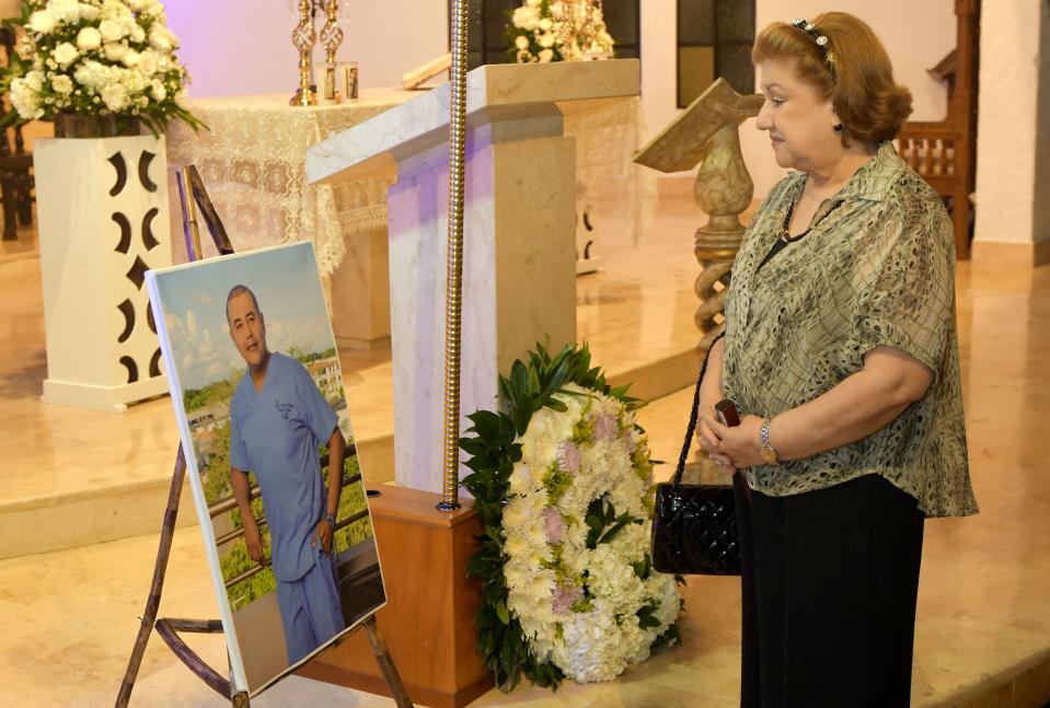 Estrellita Cabrales, amiga del cirujano colombiano Edwin Arrieta Arteaga, asesinado por el español Daniel Sancho la semana pasada en Tailandia, asiste a una ceremonia en una iglesia del municipio de Montería, departamento de Córdoba, Colombia, el 10 de agosto de 2023.  (Foto de JOSÉ PERDOMO/AFP vía Getty Images)