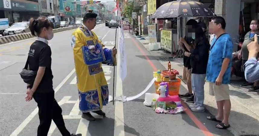 3歲女童在台南市北區忠義路、成功路口被汽車撞死，家人偕道士回到車禍現場招魂。（圖／中國時報記者洪榮志攝）