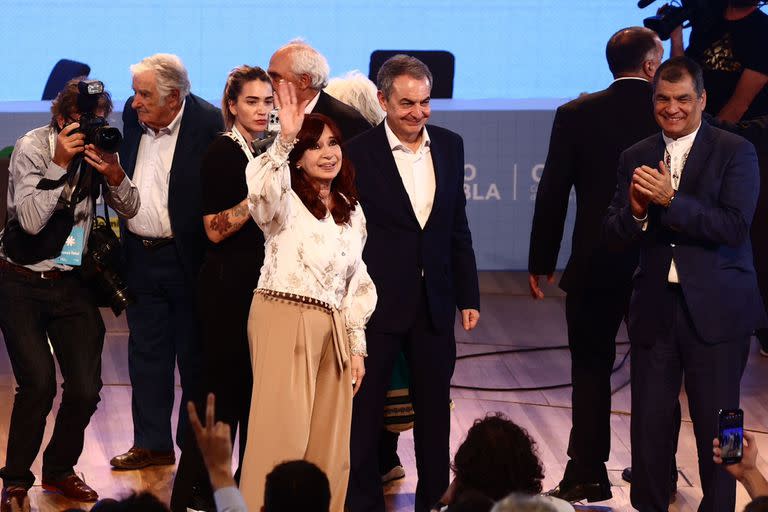 Cristina Kirchner, con Zapatero y Correa, en el CCK; hizo todo lo posible por evitar cruzarse con Alberto Fernández