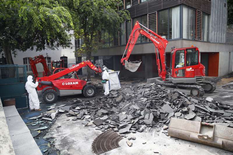 巴黎聖母院4月發生大火，300噸含鉛物遭燒毀，巴黎市政府將碎裂鉛塊聚集清除。（AP）