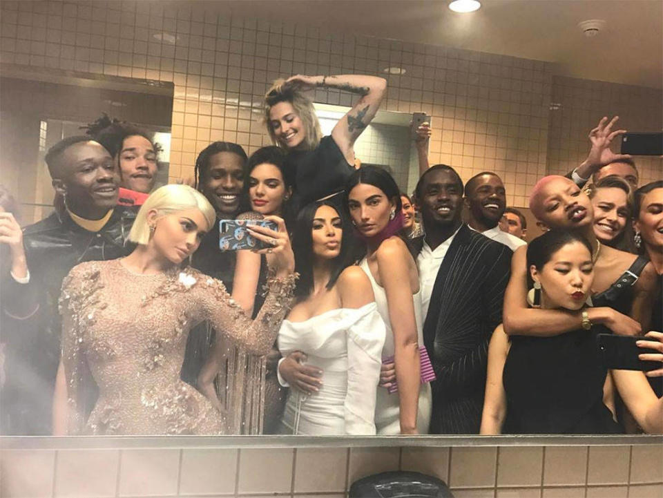 <p>Kim Kardashian, Kendall Jenner, A$AP Rocky, Paris Jackson, Diddy, Frank Ocean und weitere kamen für das Gruppenfoto zusammen.<em> [Instagram/Kylie Jenner]</em> </p>