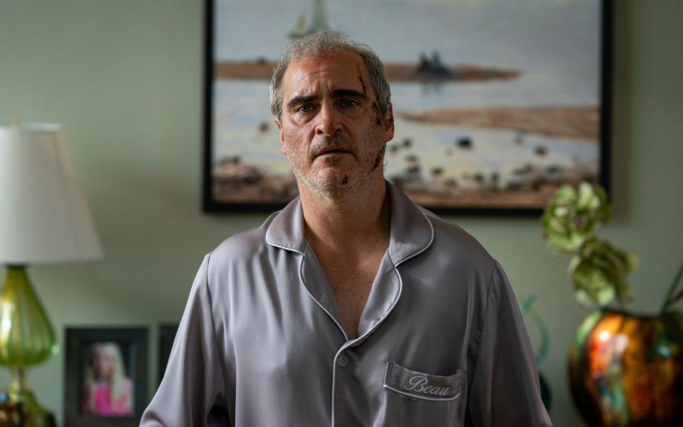 Ramponiert an Körper und Psyche: Joaquin Phoenix spielt in "Beau Is Afraid" ein Nervenbündel auf Odyssee. (Bild: Leonine/Mommy Knows Best LLC/Takashi Seida)