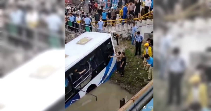 上海公車衝上人行道墜河。（圖／翻攝微博）