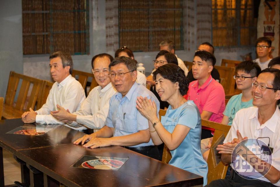 南賢天的演出讓賓客台北市長柯文哲（前中）與妻子陳珮琪（前右2）聽得如痴如醉。