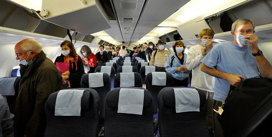 WHO在11日要求長途旅行民眾要戴口罩，以因應新變種病毒威脅。（Photo by Roger Schultz on Wikimedia Commons）