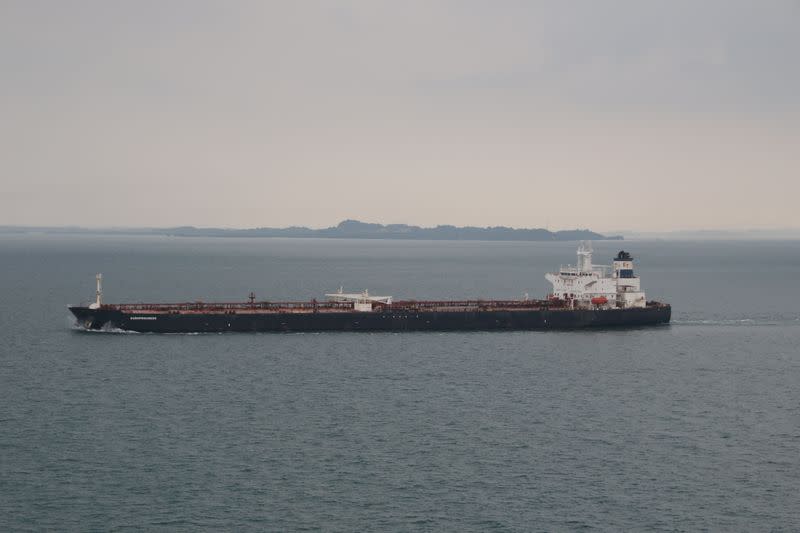 Imagen de archivo del tanquero Europrogress, cuyo nombre ha sido cambiado a Alsatayir, en el estrecho de Singapur.