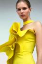 <p>Si tienes un evento este verano, este vestido es una opción genial, ya que el amarillo potencia el moreno. "El amarillo es el color que resalta más el bronceado", recuerda la revista Clara. (Foto: <a href="https://www.zara.com/es/es/vestido-corto-volumen-limited-edition-p03341662.html" rel="nofollow noopener" target="_blank" data-ylk="slk:Zara" class="link ">Zara</a>)</p> 