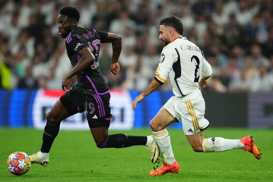 El jugador del Bayern Munich Alphonso Davies (izq.) anotó un gol ante el Real Madrid en el partido de vuelta de la semifinal de la Liga de Campeones, celebrado el 8 de mayo de 2024 en el Santiago Bernabéu de Madrid.