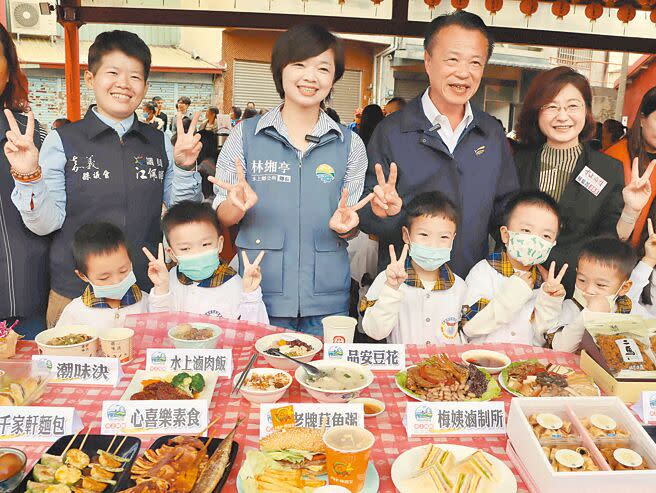 水上鄉最大場美食活動，50家業者端出特色料理招待鄉親，縣議員江佩曄（第二排左至右）、水上鄉長林緗亭、嘉義縣長翁章梁、水上商圈協會理事長林怡菁都現身與民眾共享在地美食。（呂妍庭攝）