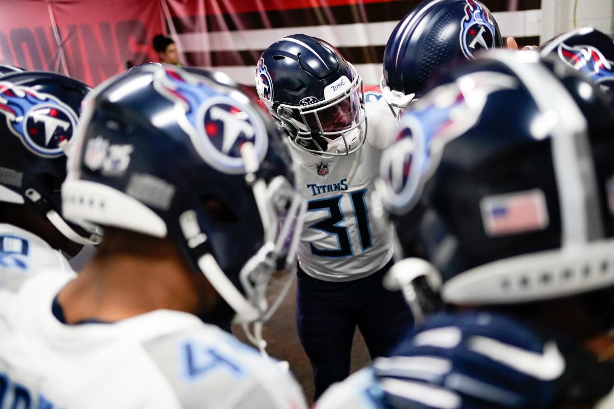 Tennessee Titans' win/loss record in 2021 according to uniform