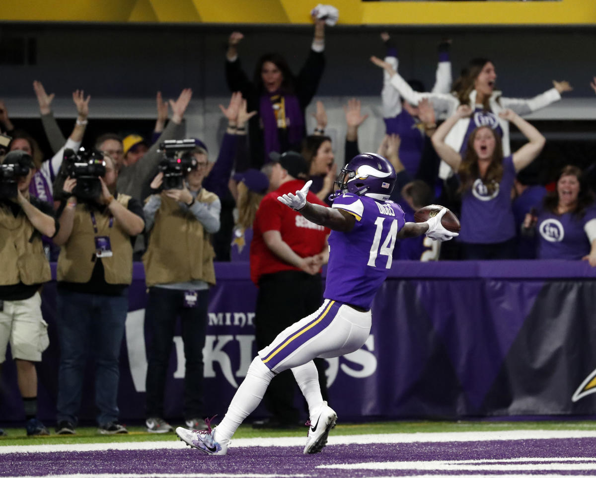 STEFON DIGGS MINNESOTA VIKINGS MIRACLE CATCH PHOTO PLUS 3 CARDS (1