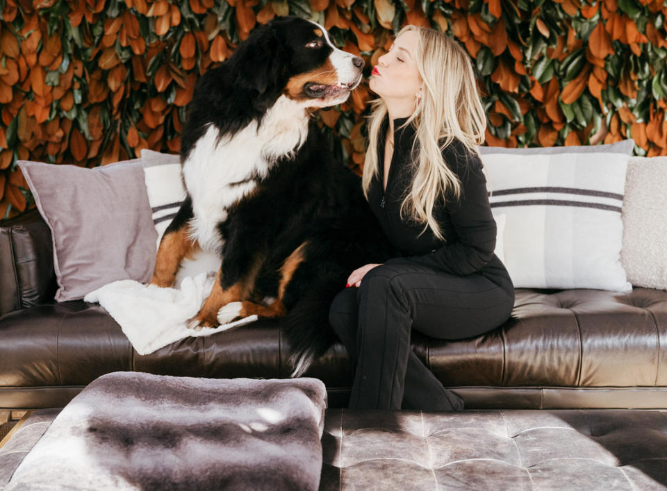 <p>Kate Hudson puckers up to a cute pup at the annual St. Regis World Snow Polo Championship in Aspen, Colorado.</p>