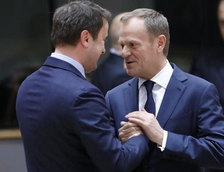 Donald Tusk (à droite) parle avec le premier ministre du Luxembourg Xavier Bettel. Tusk a été reconduit jeudi à la présidence du Conseil européen malgré l'opposition de son pays natal, la Pologne, en obtenant le soutien des 27 autres chefs d'Etat et de gouvernement de l'Union européenne. /Photo prise le 9 mars 2017/REUTERS/Yves Herman