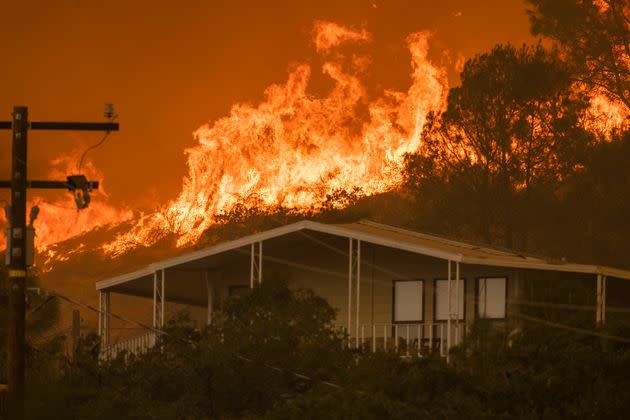 A wildfire approaches homes on Aug. 24 in Wofford Heights, California. (Photo: David McNew via Getty Images)