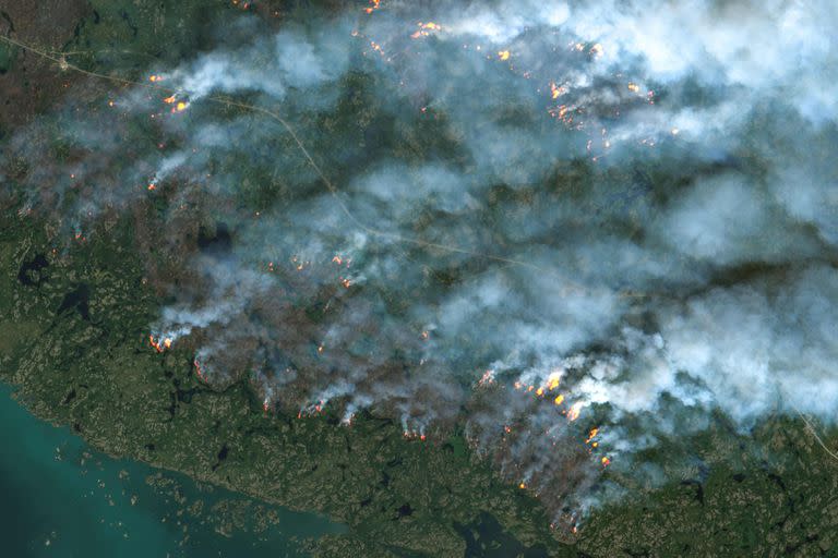 Esta imagen satelital del satélite Copernicus Sentinel-2 de la Agencia Espacial Europea (ESA), tomada el 16 de agosto de 2023, muestra incendios en Yellowknife, Territorios del Noroeste, Canadá