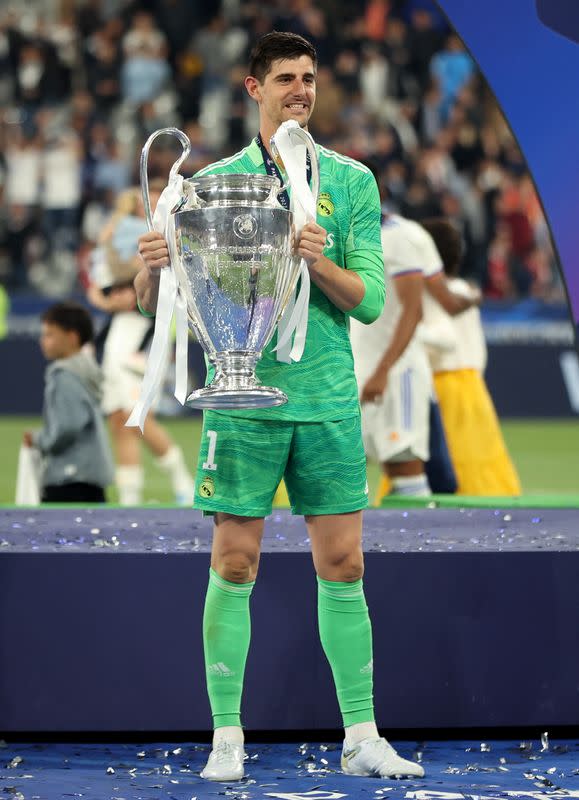 Foto del sábado del arquero del Real Madrid Thibaut Courtois celebrando tras ganar la Champions League