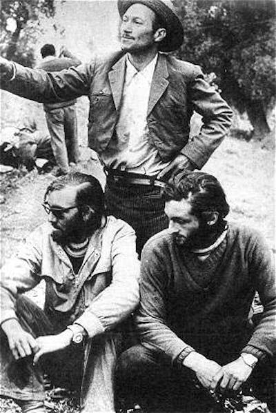 Dos de los supervivientes, Fernando Parrado y Roberto Canessa, junto al arriero Sergio Catalán, quien les encontrara perdidos en las montañas de los Andes, después de diez días de caminata en medio de la cordillera. <a href="https://es.wikipedia.org/wiki/Archivo:Viven5.jpg" rel="nofollow noopener" target="_blank" data-ylk="slk:Héctor Maffuche/Wikimedia Commons;elm:context_link;itc:0;sec:content-canvas" class="link ">Héctor Maffuche/Wikimedia Commons</a>