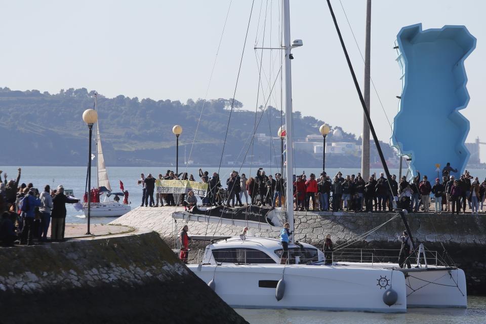 Greta si è spostata via mare perché per scelta non viaggia in aereo, preferendo normalmente mezzi più sostenibili, come in questo caso un catamarano (AP Photo/Armando Franca)