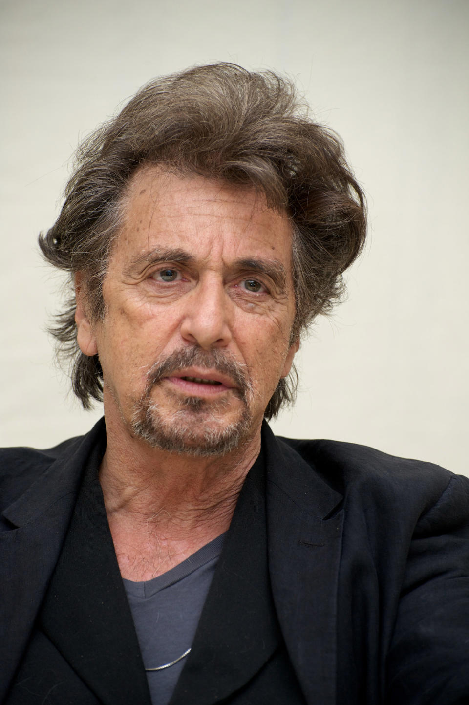 Al Pacino portant un costume noir, l'air pensif