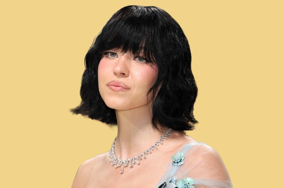 Sydney Sweeney brings back the black bob with bangs