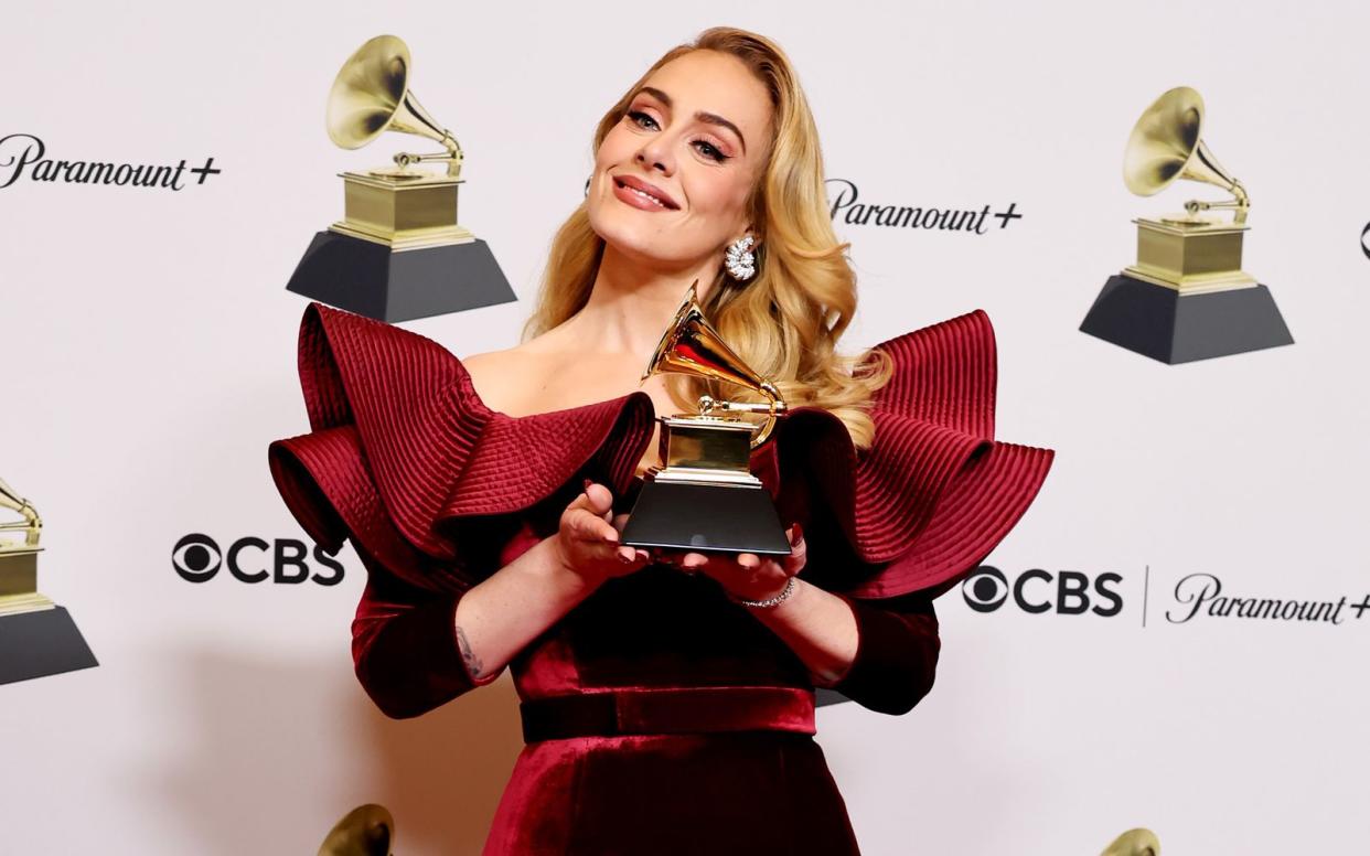 Stolz wie Oscar und rank und schlank nahm Adele im Februar ihren 16. Grammy entgegen. (Bild: 2023 Getty Images/Amy Sussman)