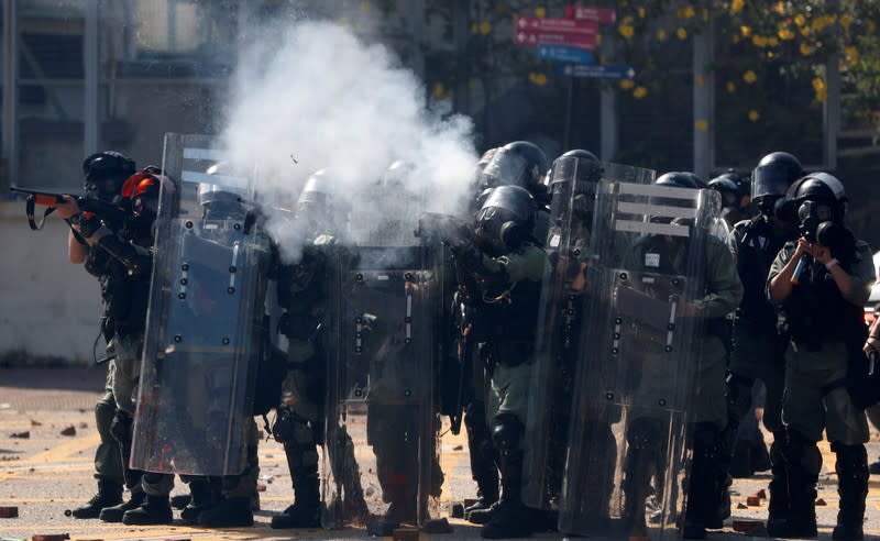 Policías antidisturbios disparan sus armas en Hong Kong