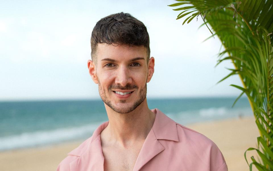 In Staffel fünf spült es von insgesamt 23 Kandidatinnen und Kandidaten auch "Prince Charming"-Teilnehmer Kevin Schäfer an den Strand. (Bild: RTLZWEI / Luis Zeno Kuhn)