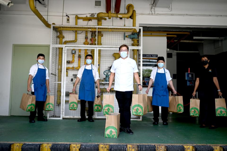 Chef Kk Wong, Executive Chef, Sentosa Golf Club (middle in white) together with his team delivering food to nurses. (Photo: World Gourmet Summit)