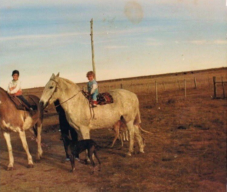 Alfonsina Maldonado subida a un caballo blanco cuando tenía 4 años, en una de las salidas que le permitían en el hospital.