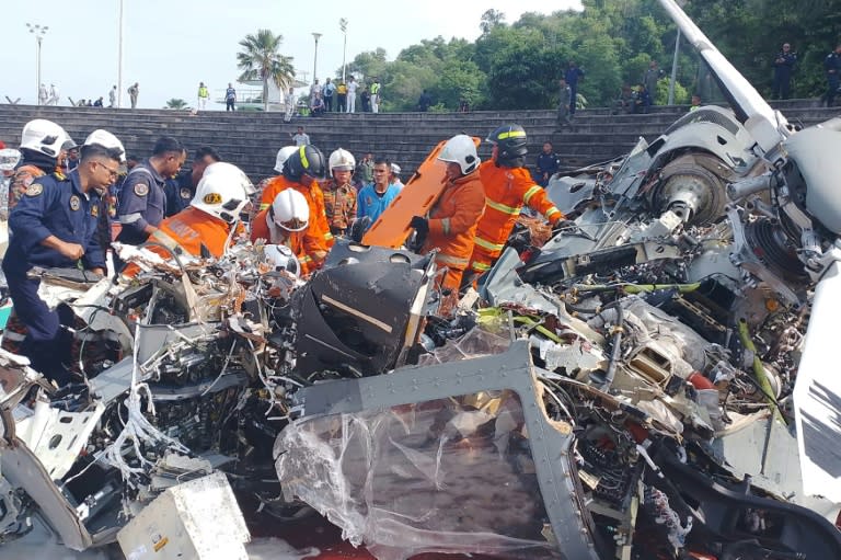 Photo diffusée le 23 avril 2024 par le service d'incendie et de secours de l'Etat de Perak montrant des sauveteurs sur le site d'une collision entre deux hélicoptères militaires à Lumut, en Malaisie (Handout)