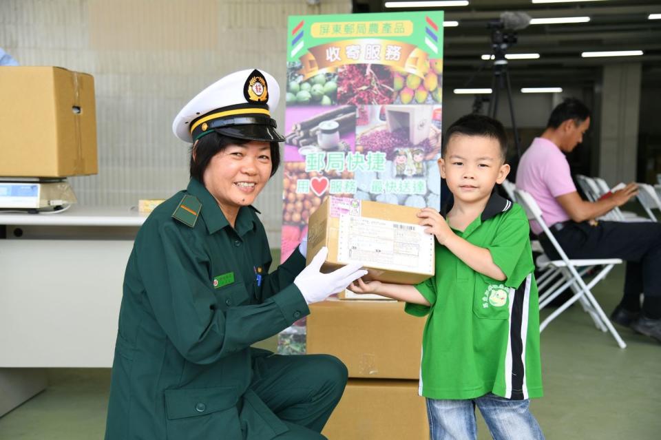 中華郵政協助農民解決假日配送問題，讓國人可直接收到來自產地的新鮮農特產品。   圖：行政院提供