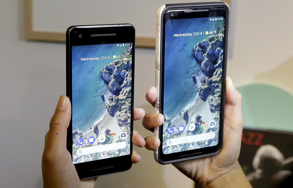 Google Pixel 2 (izq) y Google Pixel 2 XL (dcha) (AP Photo/Jeff Chiu)