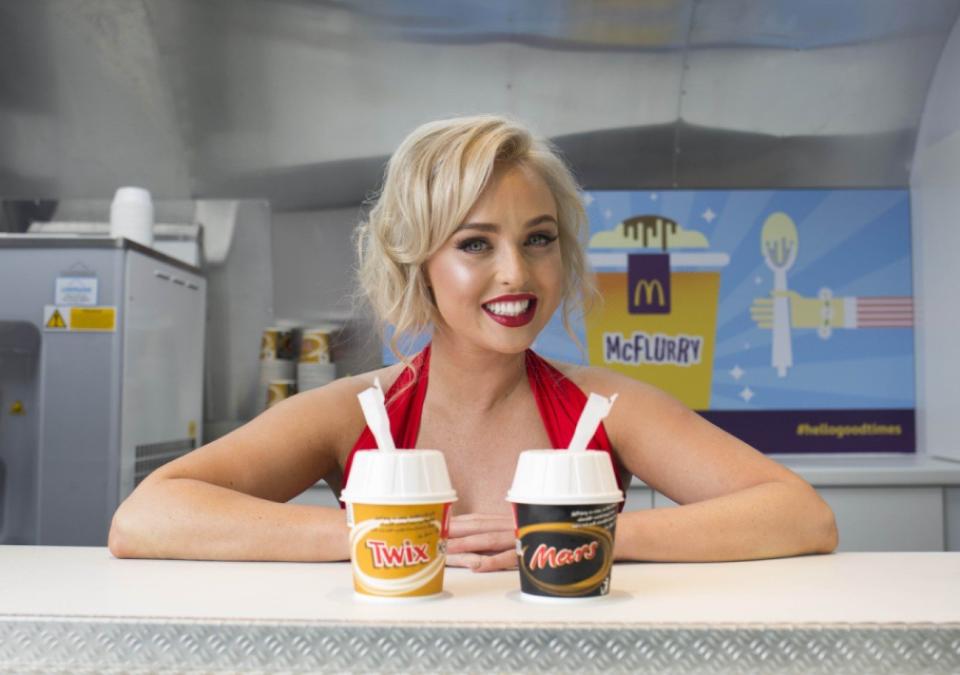 Die Schauspielerin Jorgie Porter 2016 in einem McFlurry-Van in London.