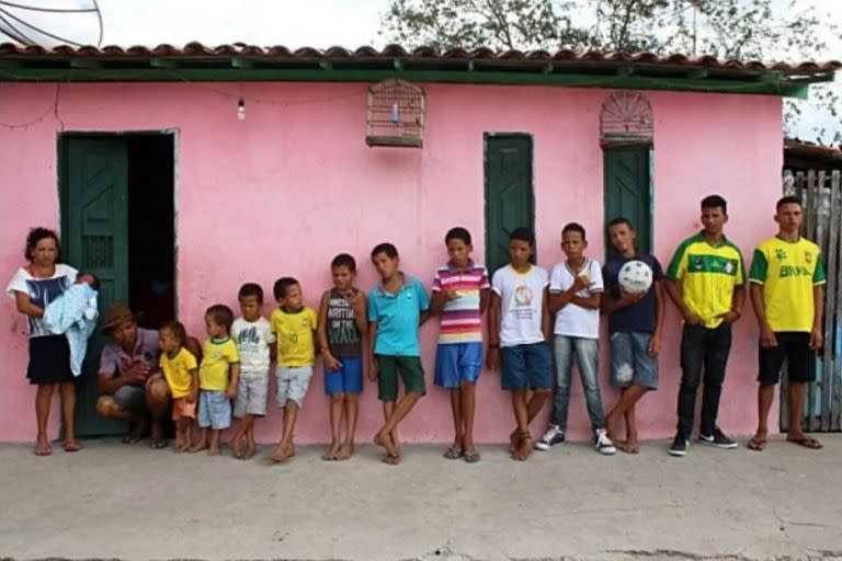 La familia Cruz, cuando todavía eran 13. Riquelme es el que lleva la camiseta de Brasil con el 10 en el pecho